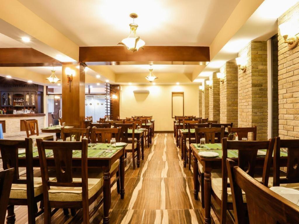 Da Yatra Courtyard Hotel & Resort Pokhara Exteriör bild