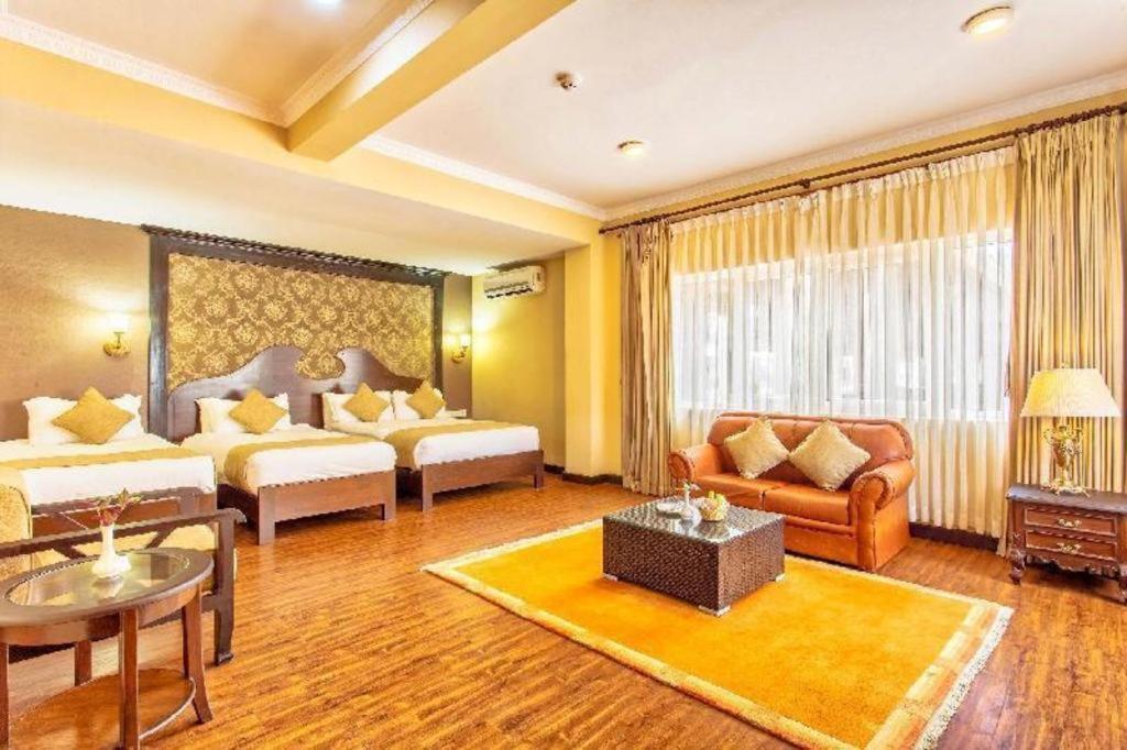 Da Yatra Courtyard Hotel & Resort Pokhara Exteriör bild