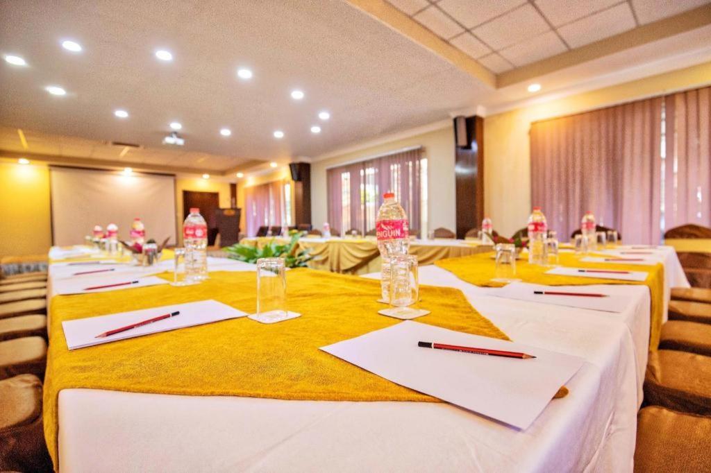 Da Yatra Courtyard Hotel & Resort Pokhara Exteriör bild