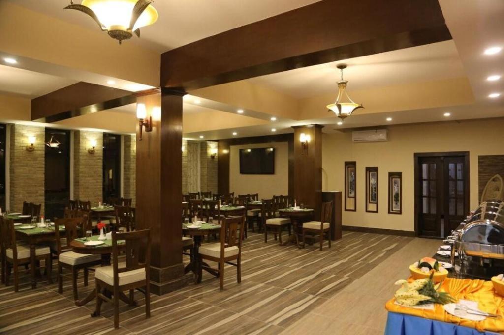 Da Yatra Courtyard Hotel & Resort Pokhara Exteriör bild
